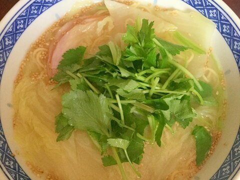 三つ葉たっぷりロースハムと白菜のゆず塩ラーメン。